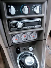 mmfp_0612_06z+1999_ford_mustang_gt+interior_view_gauges_and_shifter.webp