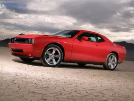 2009-Dodge-Challenger-RT-Front-And-Side-Tilt-1280x960.webp