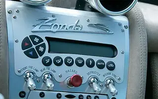 112_0212_First_Drive_Pagani_Zonda_C12S_06z+Pagani_Zonda_C12S+Interior_View_Center_Console.webp