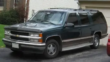 800px-Chevrolet-Suburban-GMT400.webp