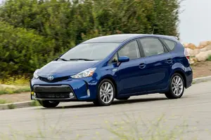 2017-toyota-prius-v_100557994_h.webp