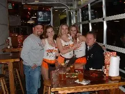 hooterseatlle1.webp
