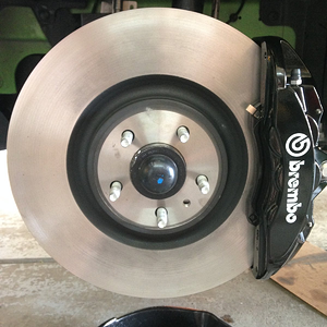 15 Inch, 6 Piston Brembos added